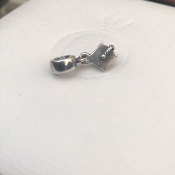 Pandora Graduation Cap Charm - Picture 1 of 2